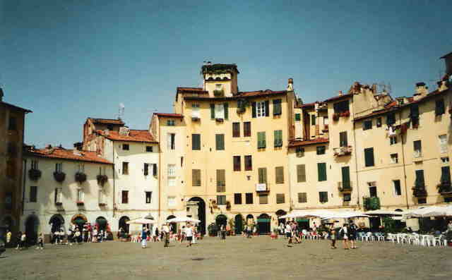 Lucca: Piazza del Mercato